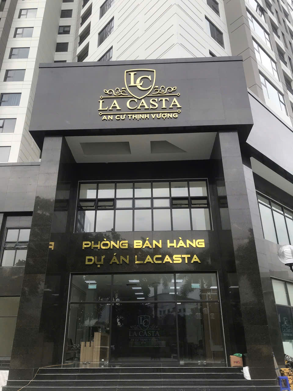 thi công chữ nổi innox chung cư lacasta