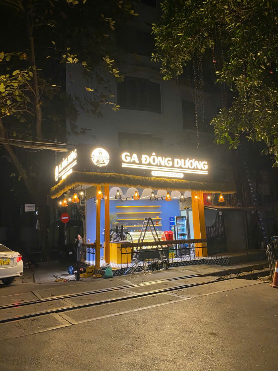 thi công mặt dựng aluminium alcorest chữ mặt mica sáng mặt tại hà nội