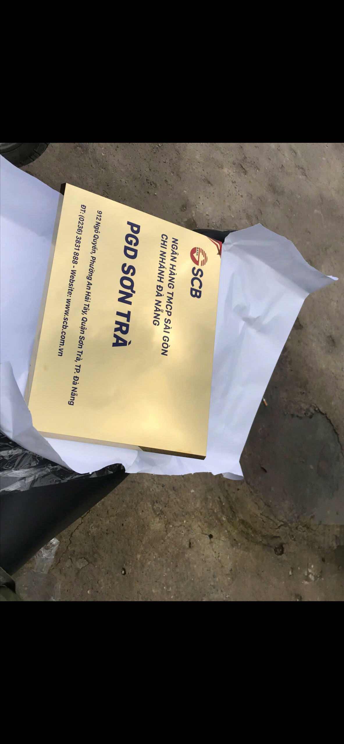 biển inox vàng gương ăn mòn