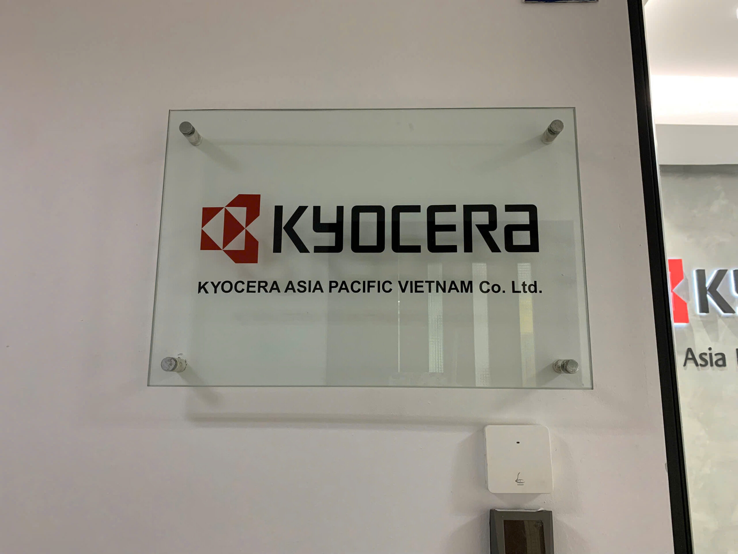 biển công ty in uv trên kính